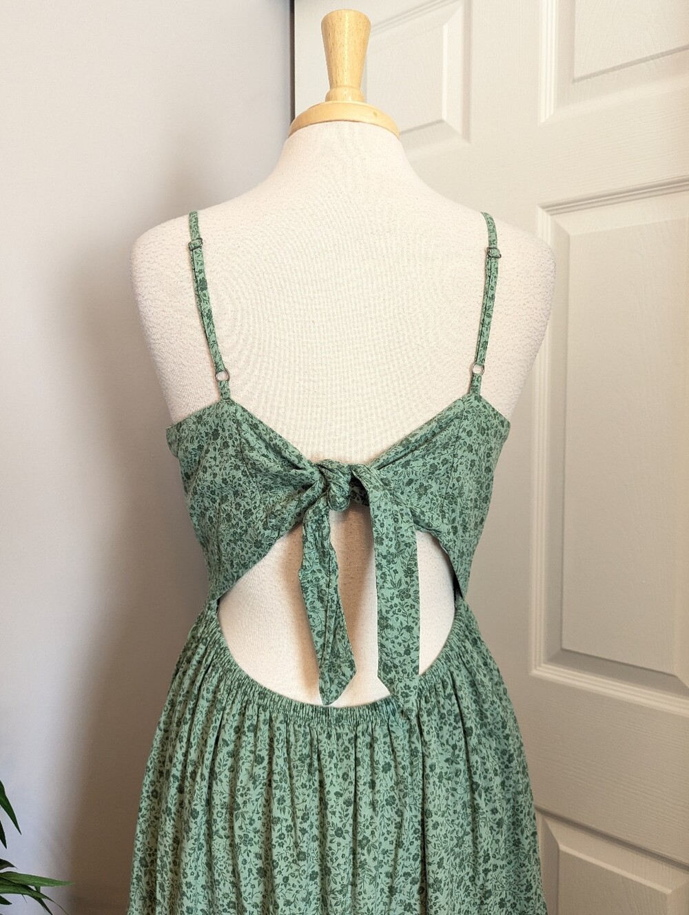 Hollister Green Floral Twist Bust Tie-Back Midi Dress With Slit XL - Picture 8 of 10
